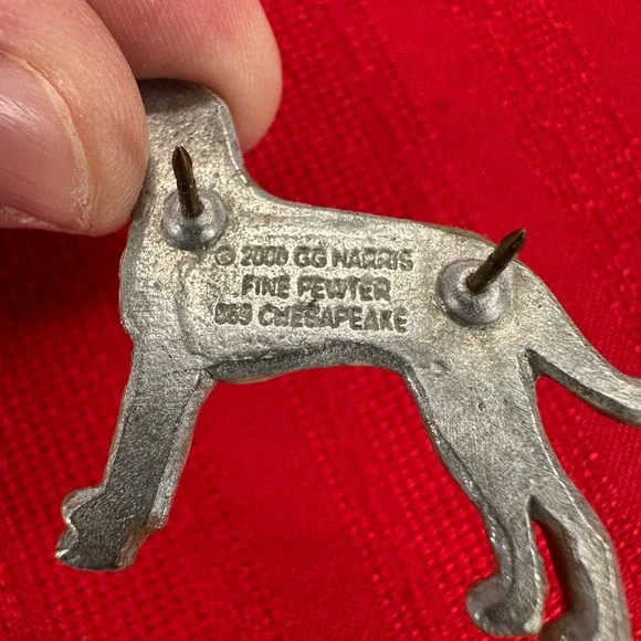 GG Harris Fine Pewter Chesapeake Bay Retriever Dog Pin Brown Hand Painted Brooch - Picture 6 of 7